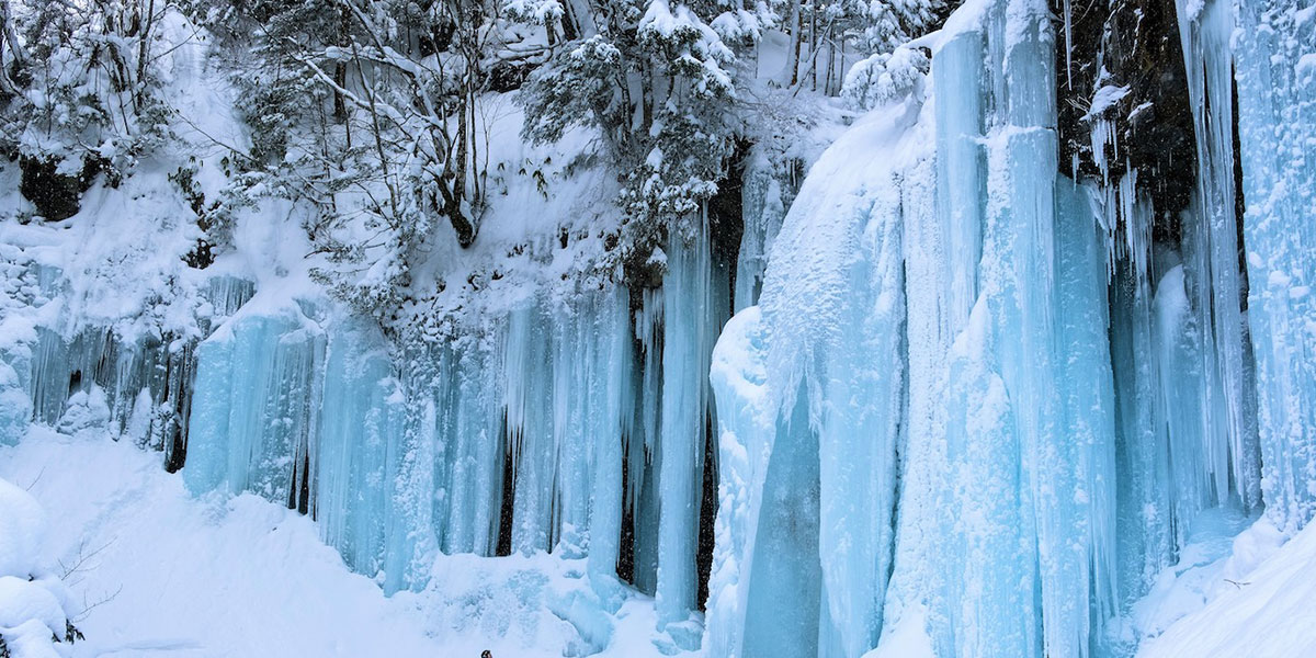 神秘的な絶景は必見の価値あり！冬の小坂で神秘の氷瀑めぐり